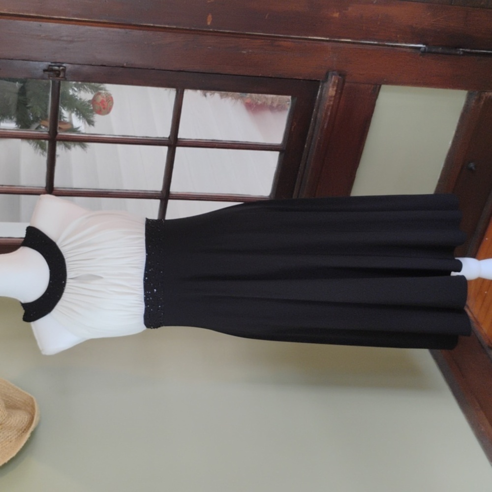 Jessica Howard Black and White Sleeveless Special Occasion Midi Dress